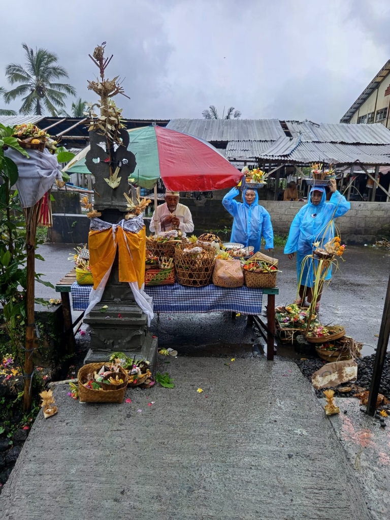 Melaspas Pelinggih Dan Gang Bale Gede Di Pesangkan, Wujud Rasa Syukur Dan Keharmonisan Warga