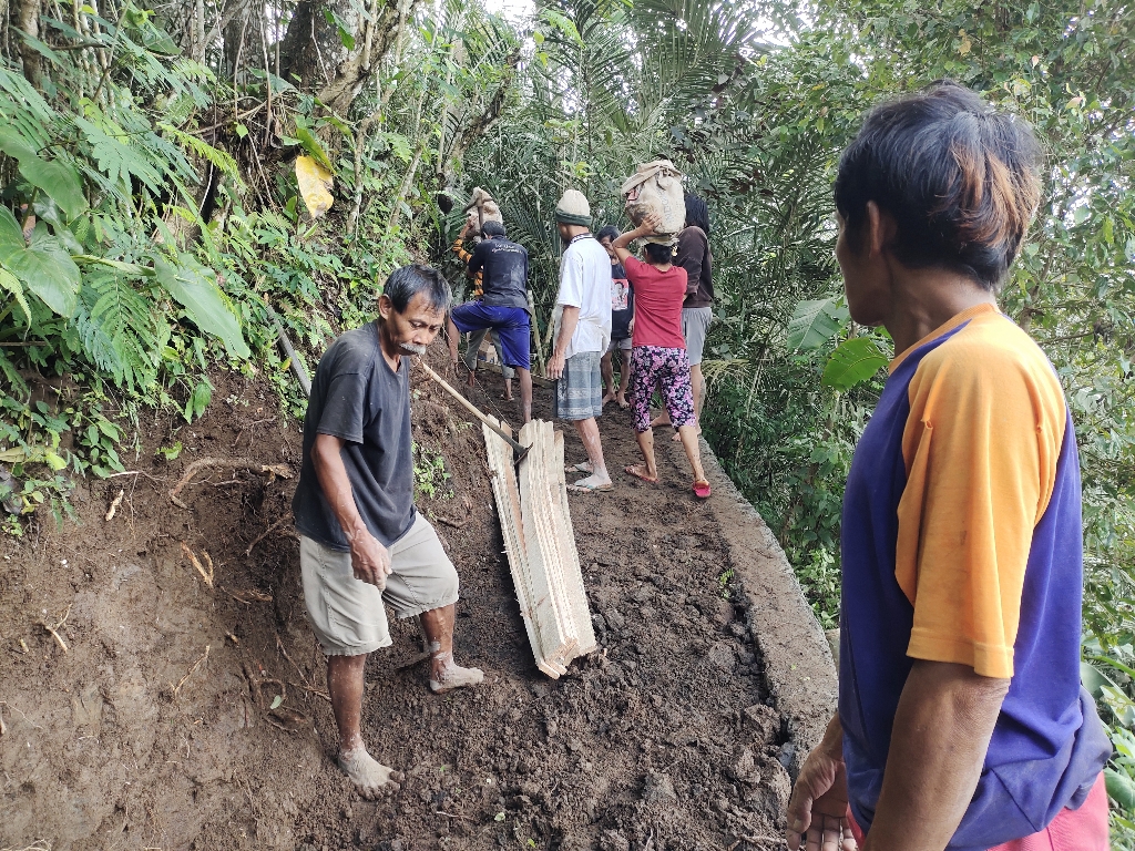 Gotong Royong Swadaya Masyarakat Putung Wujudkan Pembangunan Jalan Rabat Beton Di Beji Putung