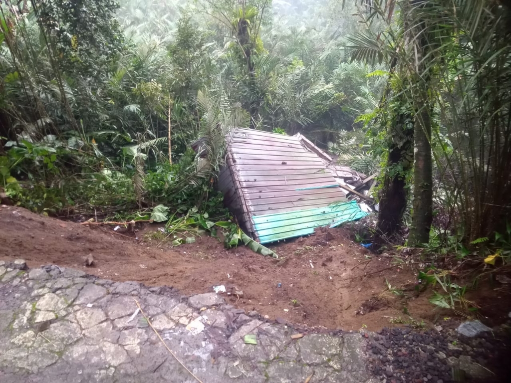 Pos Keamanan Lingkungan (Pos Kamling) Dusun Wates Kaja Amblas Karena Hujan Deras