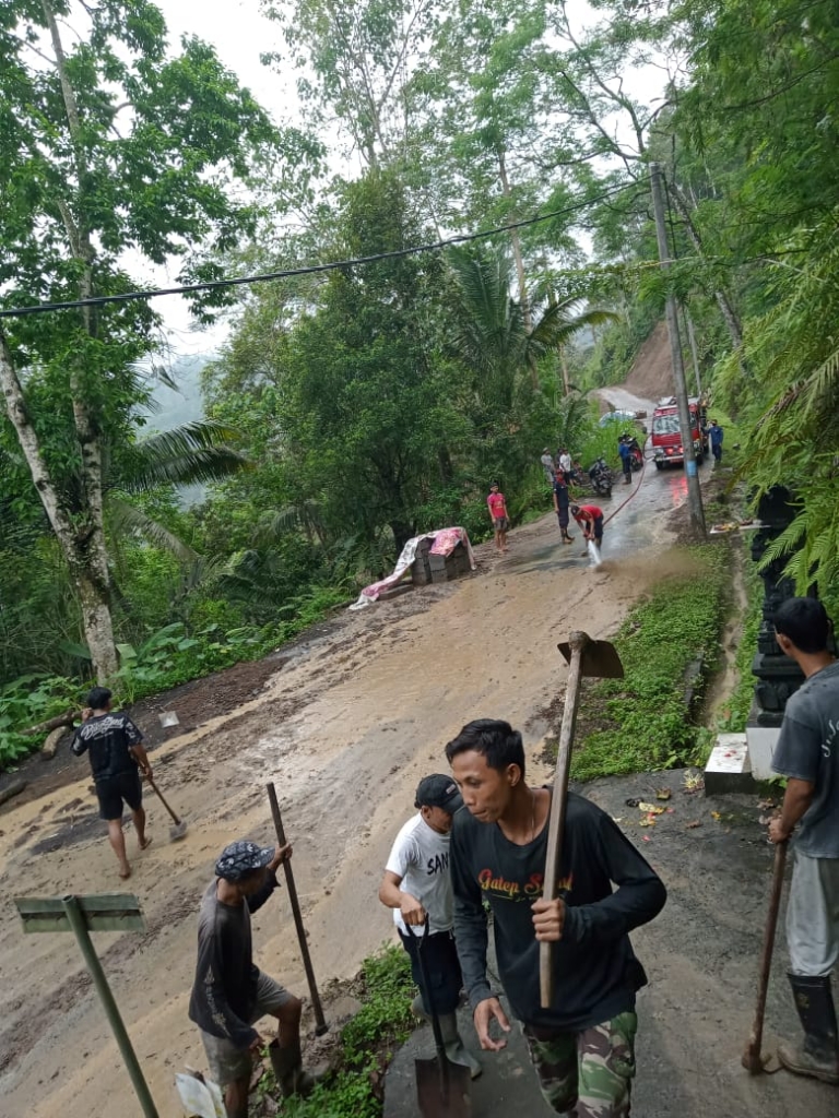 Warga Batu Gede Gelar Gotong Royong Bersihkan Material Longsor