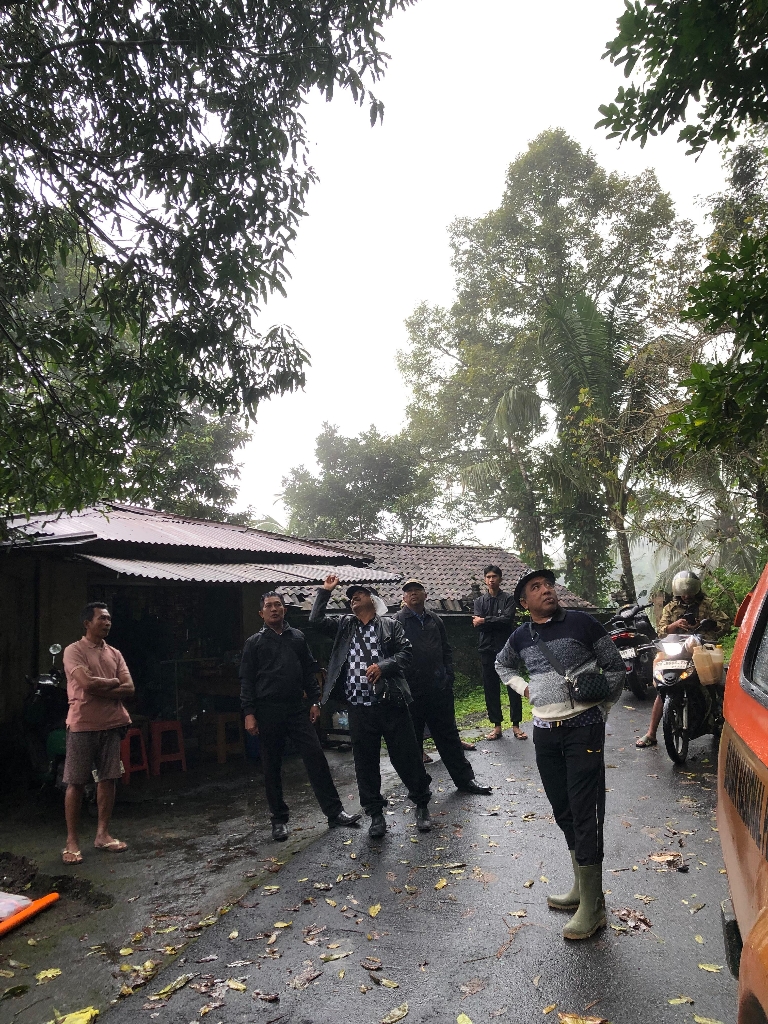 Penyerahan Bantuan Untuk Korban Tanah Longsor Di Banjar Batu Gede